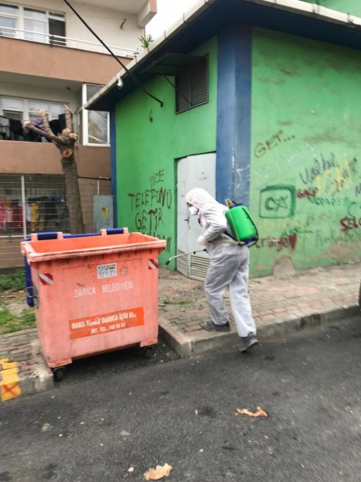 Darıca’da Duraklar Ve Çöp Konteynırları Dezenfekte Ediliyor