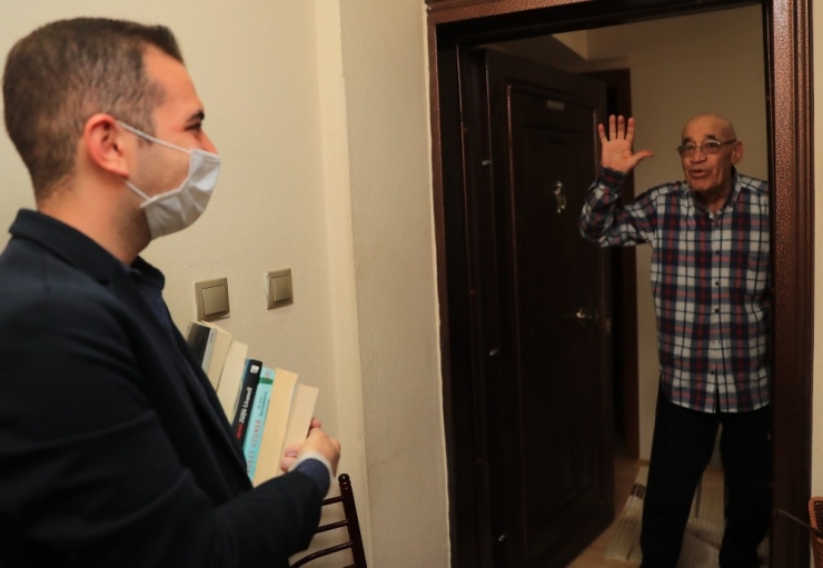 Pamukkale Belediyesi 65 Yaş Ve Üstü Vatandaşların Evlerine Kitap Servisine Başladı