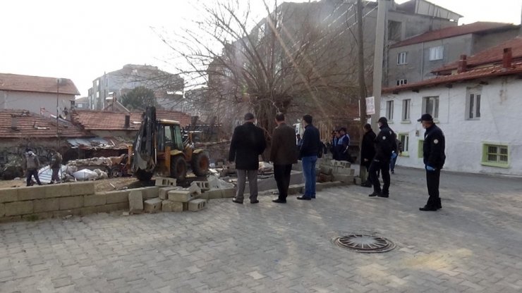 Buldan’da Bir Evden 15 Kamyon Çöp Çıktı