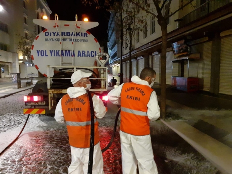 Diyarbakır Büyükşehir Belediyesi Cadde Ve Kaldırımları Tazyikli Su İle Yıkıyor