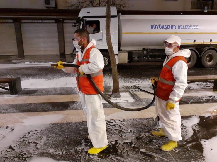 Diyarbakır Büyükşehir Belediyesi Cadde Ve Kaldırımları Tazyikli Su İle Yıkıyor