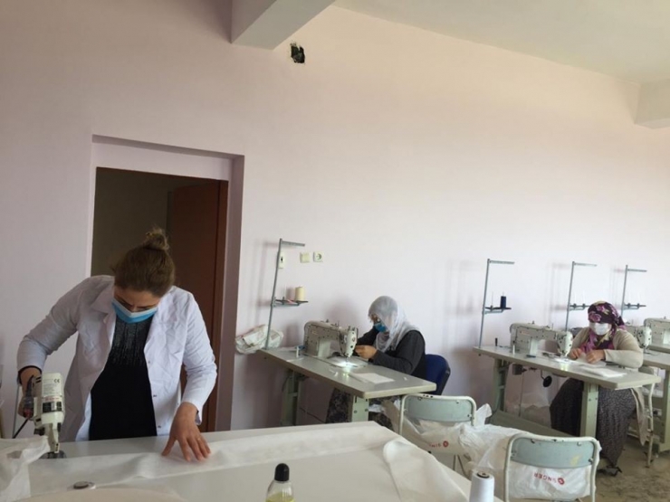 Dicle Hem’de Gönüllü Kadınlar Maske Üretiyor