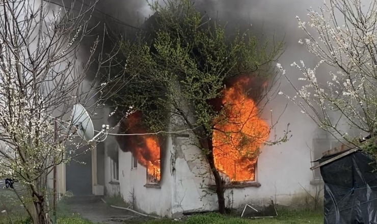 Düzce’de İki Katlı Ev Alev Alev Yandı