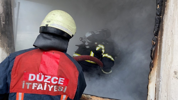 Düzce’de İki Katlı Ev Alev Alev Yandı