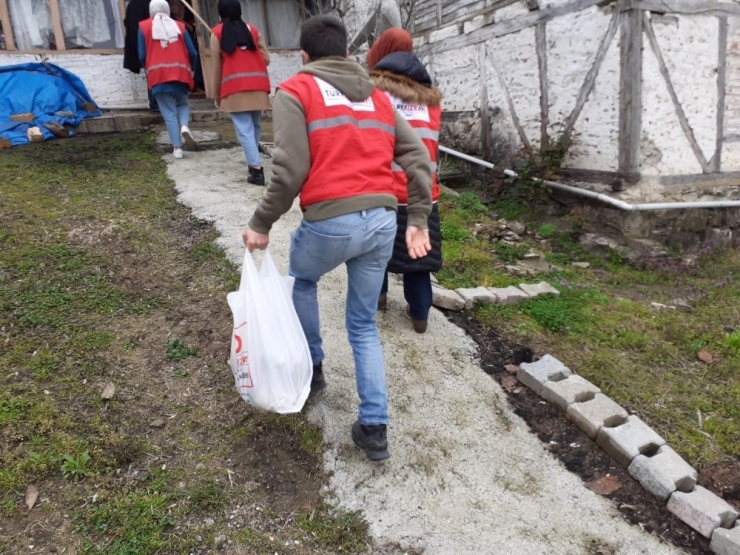 Evden Çıkamayan 65 Yaş Üzeri Yaşlılara Kaymakamlık Ve Kızılay Desteği