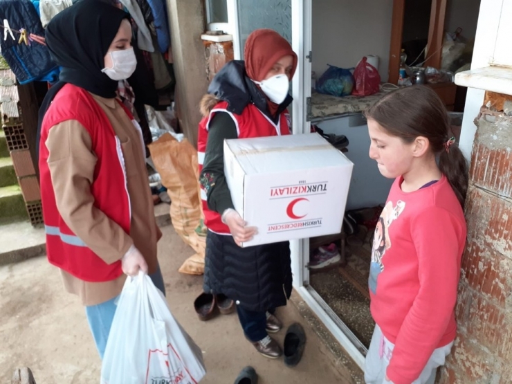 Evden Çıkamayan 65 Yaş Üzeri Yaşlılara Kaymakamlık Ve Kızılay Desteği