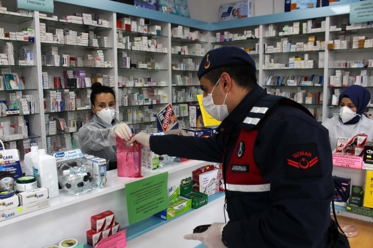 Jandarma Ekipleri Yaşlılar İçin Semt Pazarına Gidiyor, Eczaneden İlaçlarını Alıyor