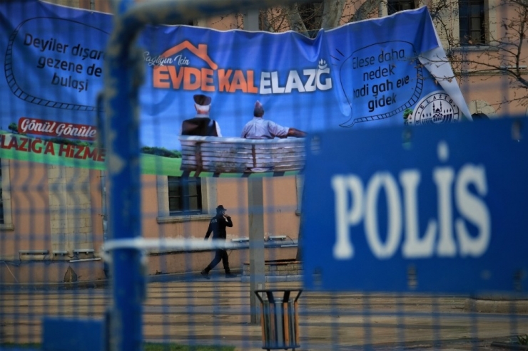 Uyarılar Dinlenmeyince, Polis Meydanı Barikatla Kapattı