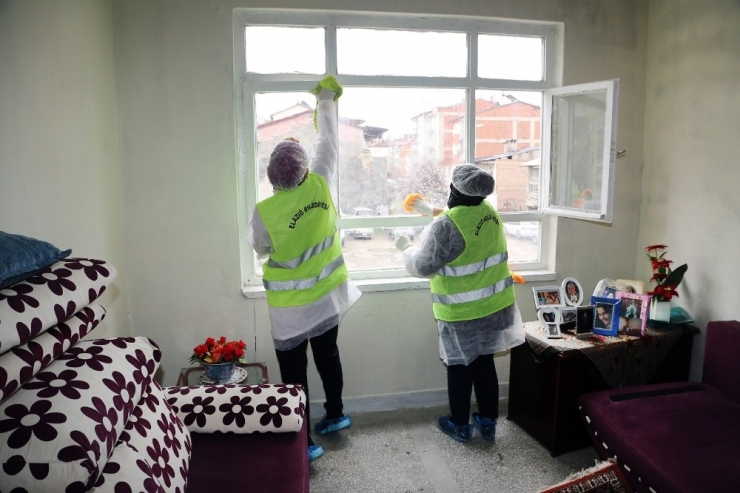 Elazığ’da Yaşlı Ve Engellilerin Evlerine Temizlik Hizmeti