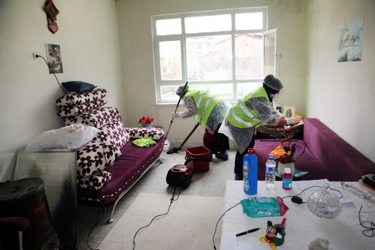 Elazığ’da Yaşlı Ve Engellilerin Evlerine Temizlik Hizmeti