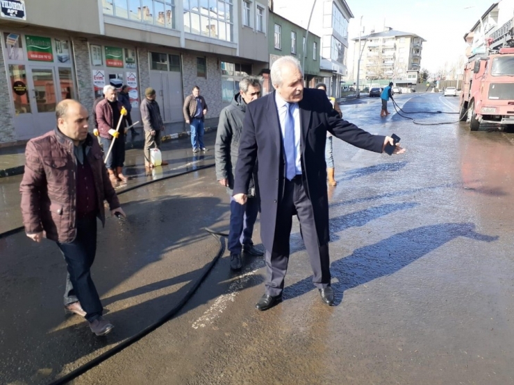 Eleşkirt Belediyesi Cadde Ve Sokakları Yıkadı
