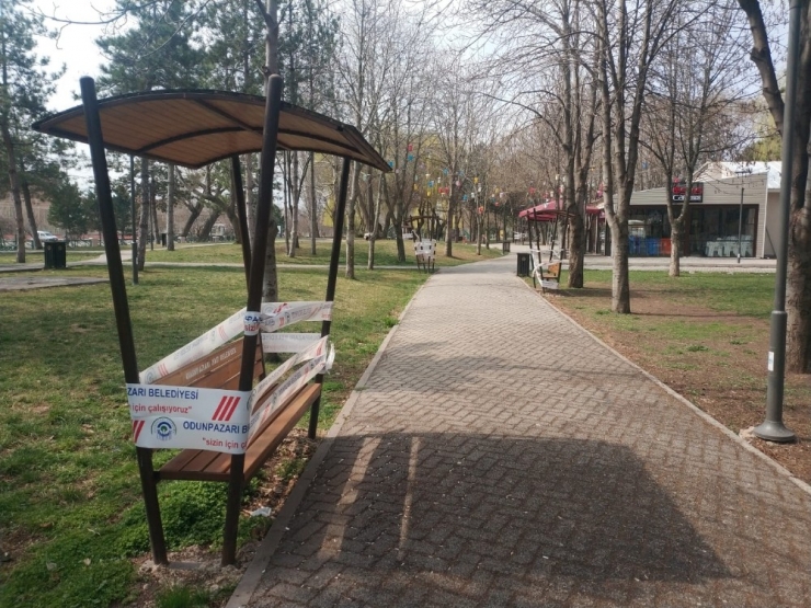 Belediyeden Banklara Oturulmaması İçin İlginç Çözüm