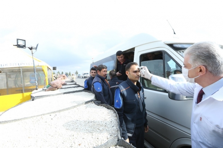 Büyükşehir Şehrin Giriş Ve Çıkışlarına Sağlık Standı Kurdu
