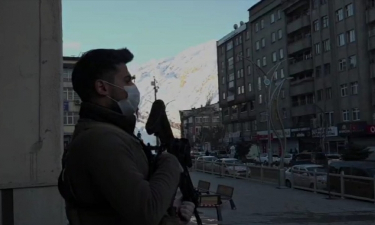 Hakkari Polisinden ‘Evde Kalın’ Çağrısı