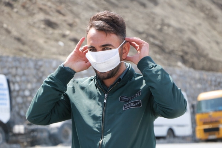 Başkan Aksaç, Ücretsiz Maske Dağıttı