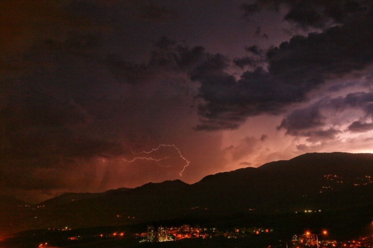 Hatay’da Şimşekler Geceyi Gündüze Çevirdi