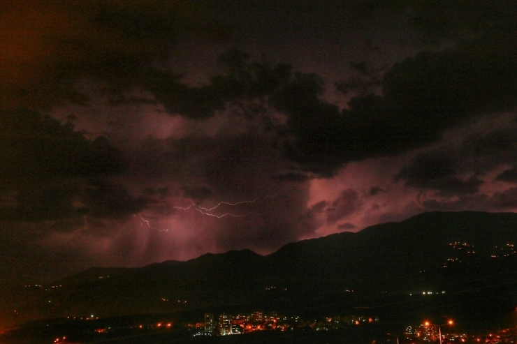Hatay’da Şimşekler Geceyi Gündüze Çevirdi