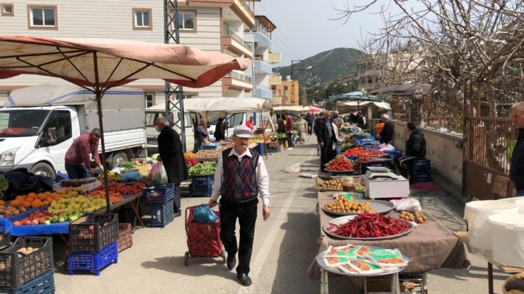 Uyarıları Dikkate Almayan Yaşlılar Pazarlara Akın Etti