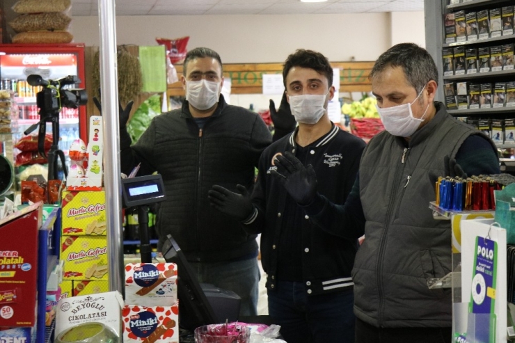 Müşteri Kısıtlamasına, Dezenfektan Ve Eldivenli Önlem