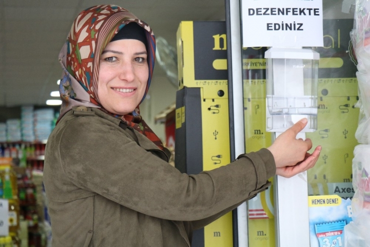 Müşteri Kısıtlamasına, Dezenfektan Ve Eldivenli Önlem