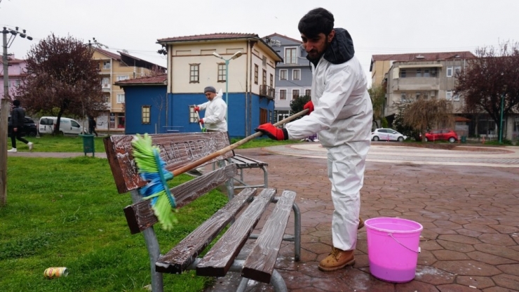 İzmit Belediyesi’nden Bekirdere Ve Yenişehir’deki Parklarda Dezenfekte Çalışması