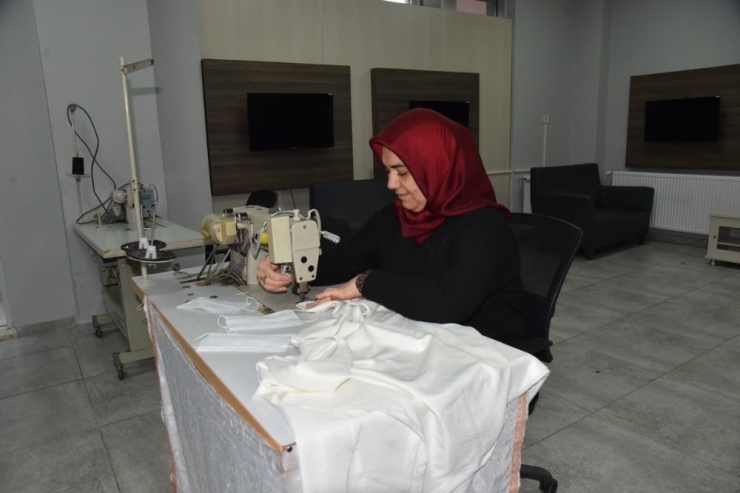 İzmit Belediyesi Sağlık Kuruluşlarına Ürettiği Maskeleri Dağıtacak