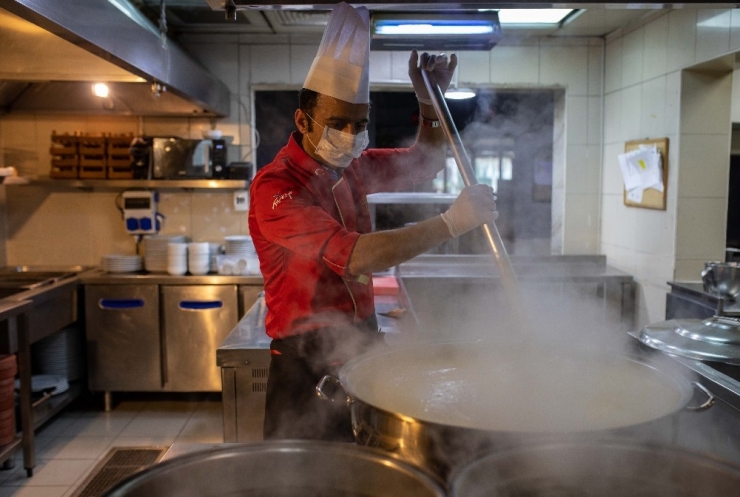 Kadıköy Belediyesi’nden Yaşlılara Sıcak Yemek