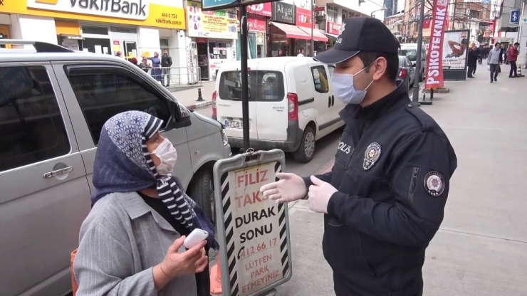 Polisler, Risk Grubundaki Yaşlıları Uyarırken, Eve Gitmeleri İçin Söz İstedi