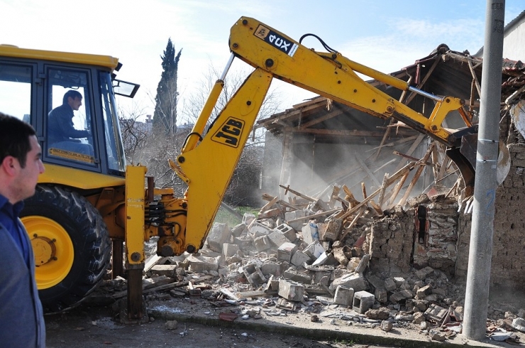 Karacabey’de Tehlike Arz Eden Metruk Binalar Yıkılıyor