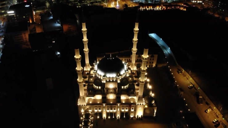 Korona Virüse Karşı Camilerden Tekbir Ve Dua Sesleri Yükseldi