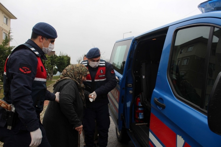 Jandarma Ekipleri Yaşlılar İçin Semt Pazarına Gidiyor, Eczaneden İlaçlarını Alıyor