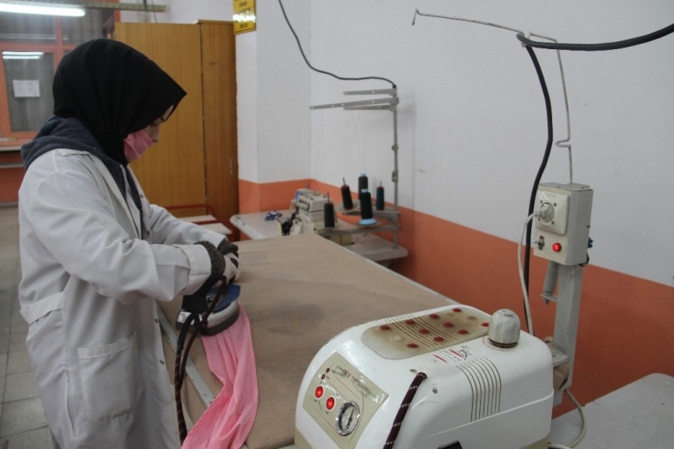 Beyşehir’de Öğretmen Ve Meslek Lisesi Öğrencileri Maske Üretimine Başladı