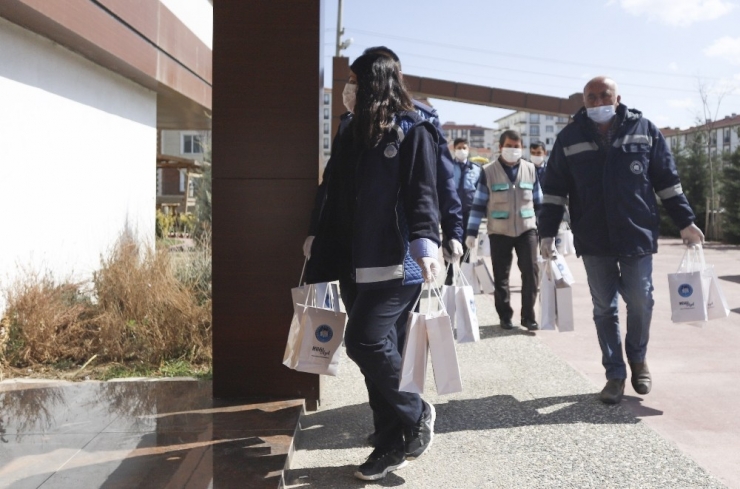Korona Virüse Savaş Açan Akyurt’ta Vatandaşlara El Dezenfektanı Dağıtıldı