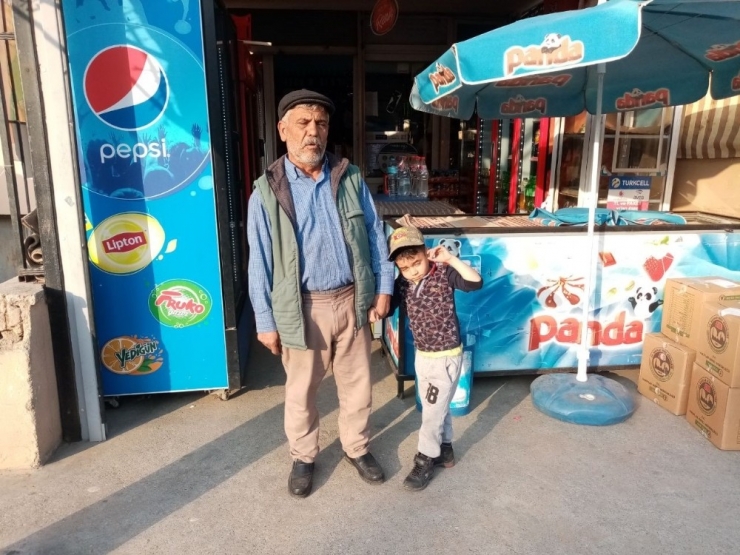 Mahalle Muhtarı Kapı Kapı Dolaşıp Yaşlıları Bilgilendirdi