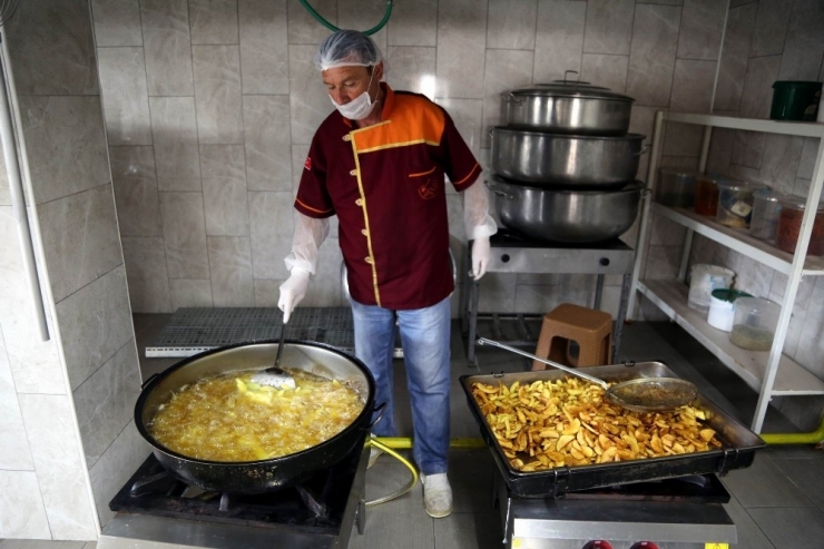 Evde Kalan Yaşlılara Develi Belediyesi’nden Yemek Desteği