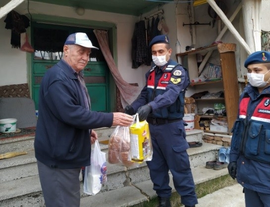 Jandarma 65 Yaş Üstü Vatandaşlara Yardım Götürdü