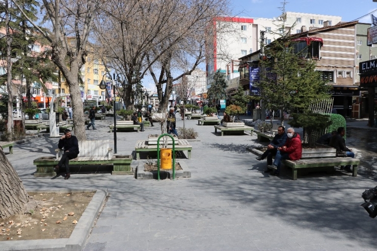 Niğde Belediyesi Bankları Kaldırdı