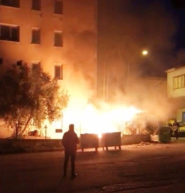 Atık Kağıt Konteyneri İle Kablolar Alev Alev Yandı