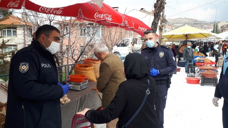 Pazar Yerinde Gezen 65 Yaş Üstü Vatandaşlar Polis Tarafından Alınıp Evlerine Bırakıldı