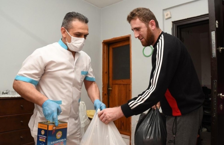 Büyükşehir, Yaşlı Ve Kronik Hastaların Yardımına Koşuyor