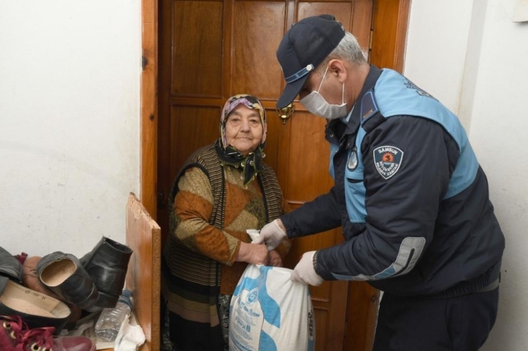 Büyükşehir, Yaşlı Ve Kronik Hastaların Yardımına Koşuyor