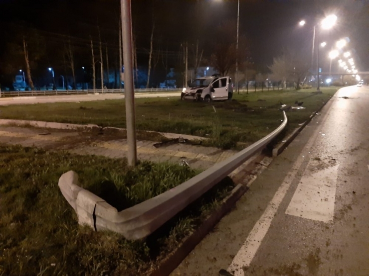 Hafif Ticari Araç Aydınlatma Direğine Çarptı: 1’i Ağır, 2 Yaralı