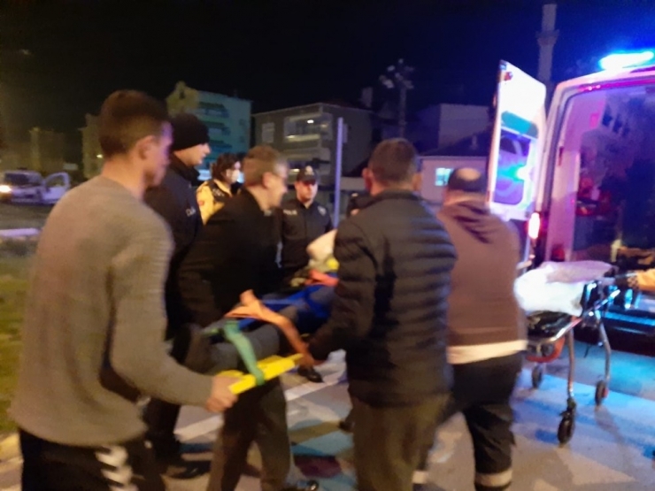 Hafif Ticari Araç Aydınlatma Direğine Çarptı: 1’i Ağır, 2 Yaralı