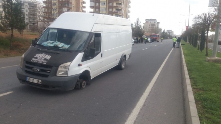 Minibüs İle Otomobil Çarpıştı: 2 Yaralı