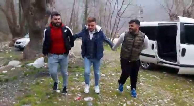 Korona Virüs Tüm Dünyayı Tehdit Ederken Onlar Halay Çekerek Eğlendi