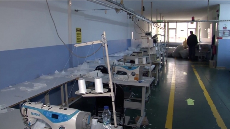 Sultanbeyli’de Polis Sahte Maske Üreten Bir İmalathaneye Operasyon Düzenledi. Operasyonda 1 Milyon Sahte Maske Ele Geçirildi.