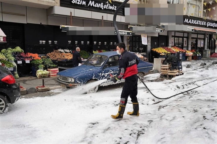 Sokaklar Köpükle Temizleniyor