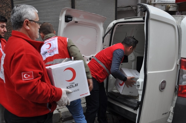 Kızılay Hijyen Ve Gıda Yardım Kolilerinini ‘Vefa Sosyal Destek Grubu’na Teslim Etti