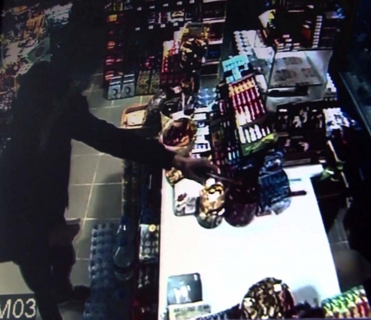 Silahlı Gaspçı Market Sahibine Doğum Gününde Kabusu Yaşattı