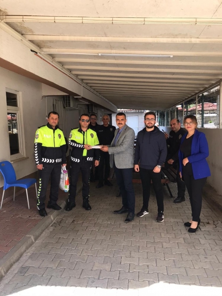 Ürettikleri Maskeleri Güvenlik Görevlilerine Dağıttılar